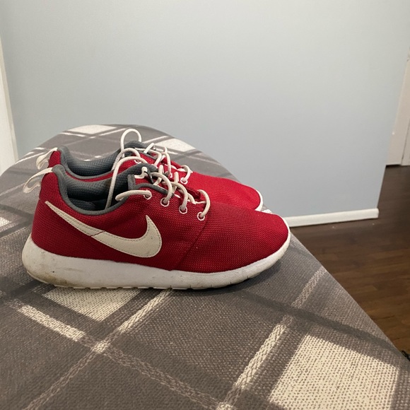 Nike Roshe GS Gym Red Size 6 Youth - Picture 3 of 5